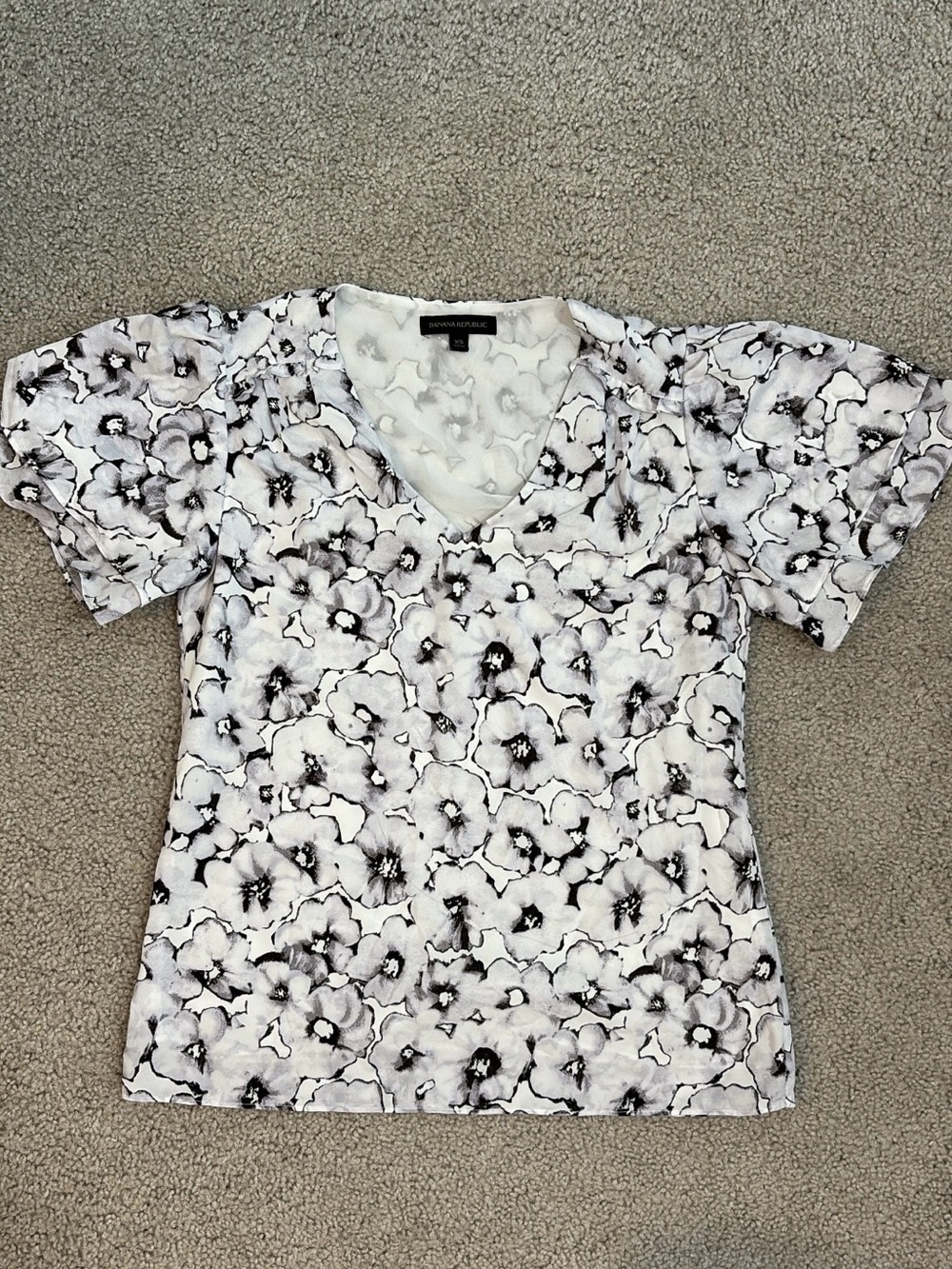 Banana Republic Black & White Floral V-Neck Tee